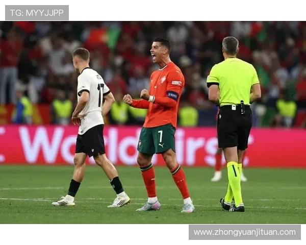 欧冠赛场惊现奇葩事件球迷闯入抢夺C罗珍贵球衣